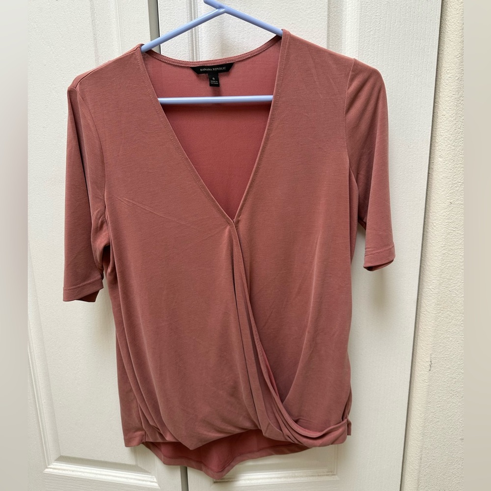 Banana Republic pink mauve v neck